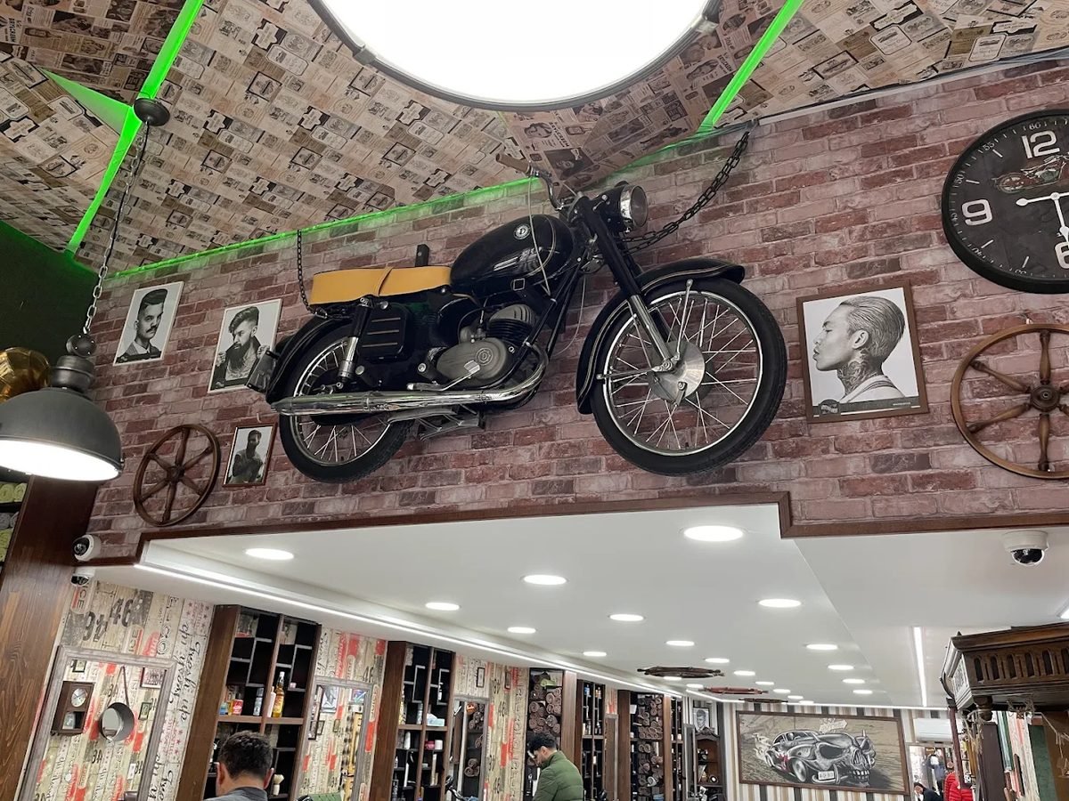 Vintage-Motorrad-Deko an der Wand im Admiral Barbershop